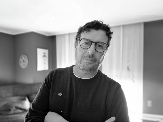 artesana con dos piezas de vidrio