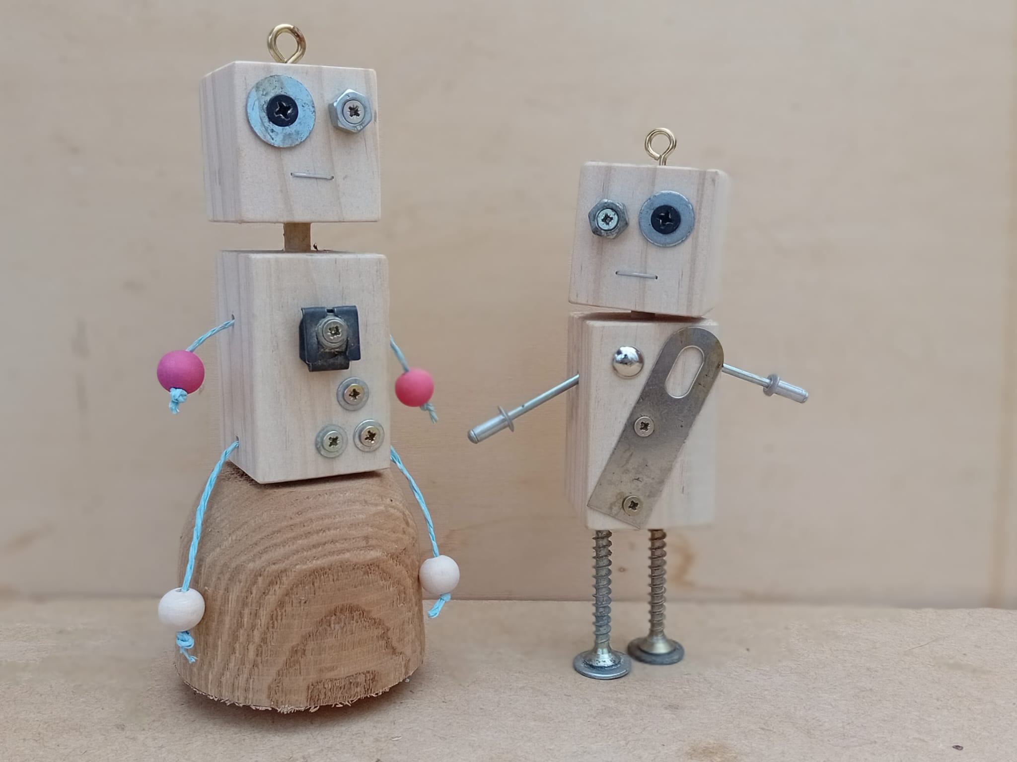 robots madera y metal