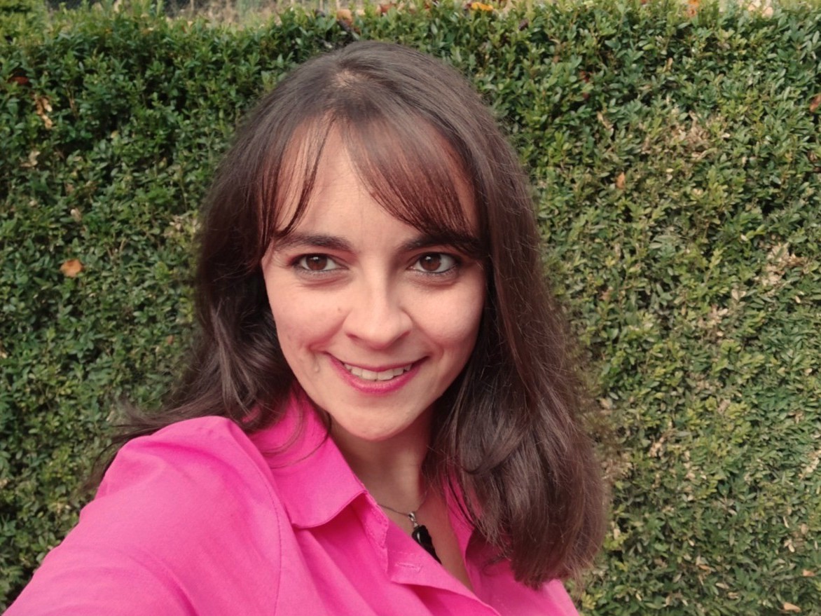 selfie, autoretrato en primer plano, de la artesana Ariana Tijerín 