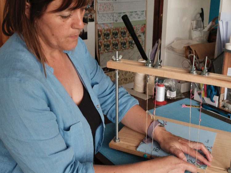 La artesana Eva Gonzalez realiza un trabajo de encuadernación