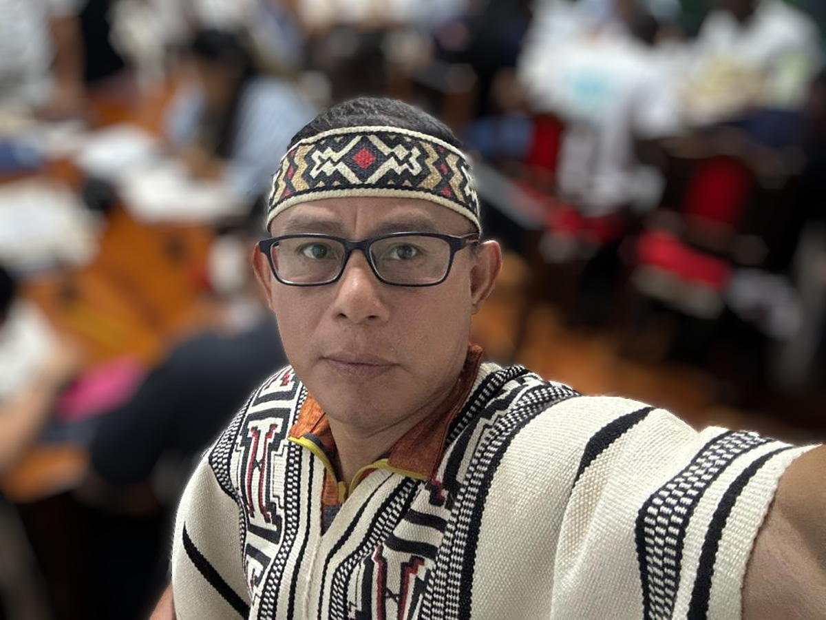 Autofoto de Gabriel Sebastián Unquía artesano textil de la comunidad Yine vestido con vestimenta tradicional 