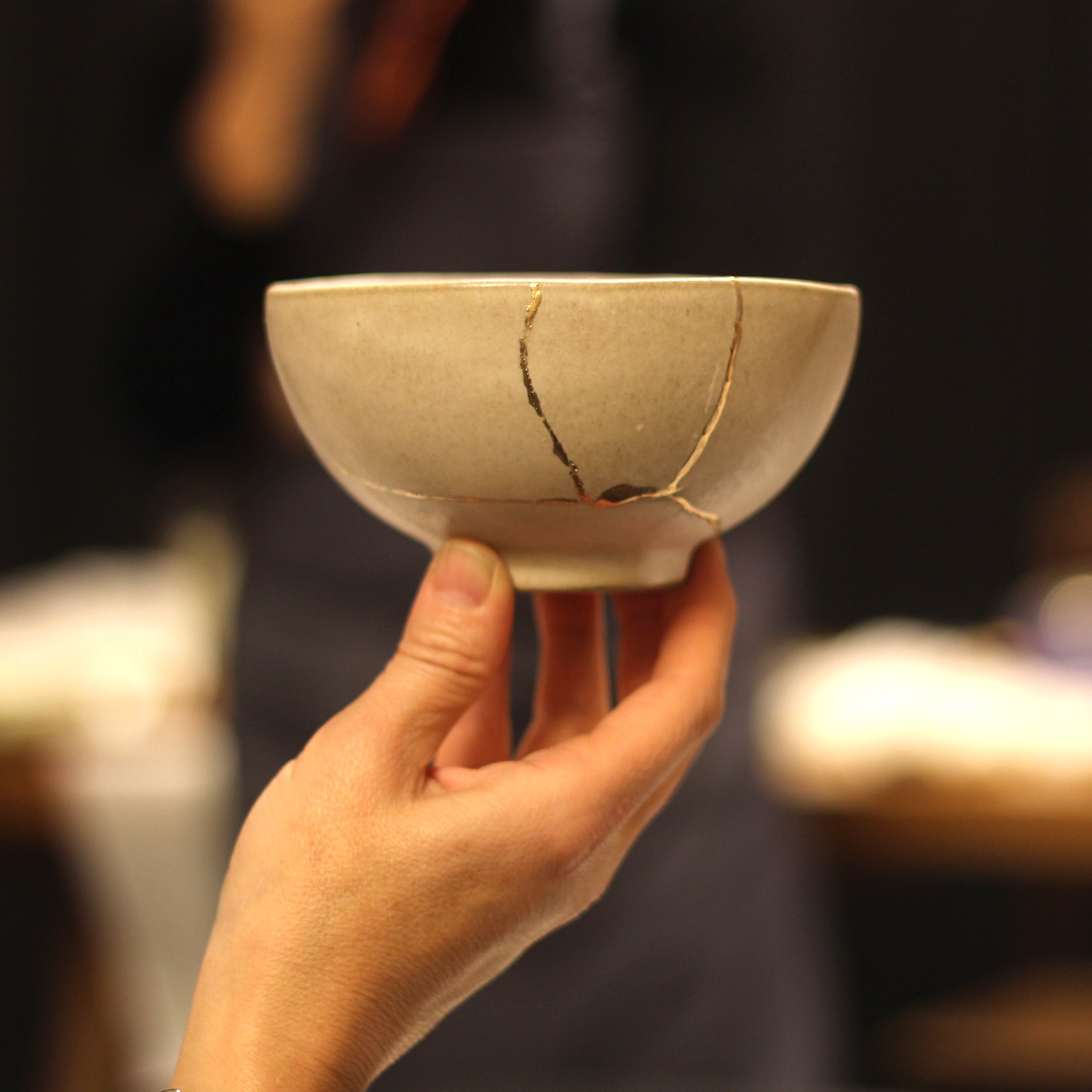 cuenco cerámico reparado y embellecido con oro en las grietas