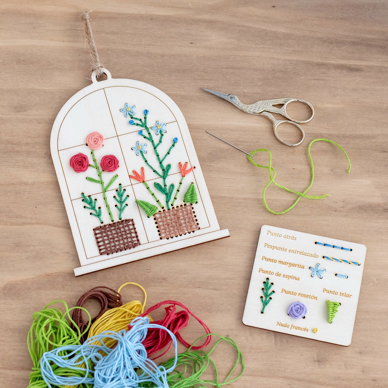 Taller de bordado sobre madera de Esencia Artesana