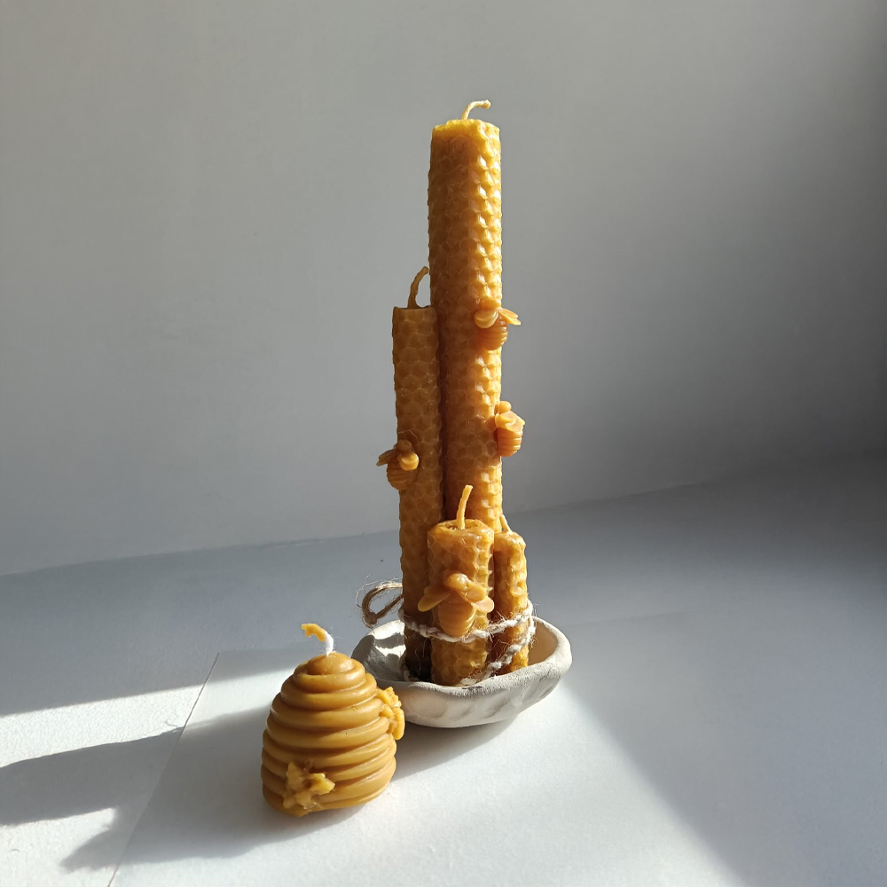 dos velas elaboradas con cera natural de abeja