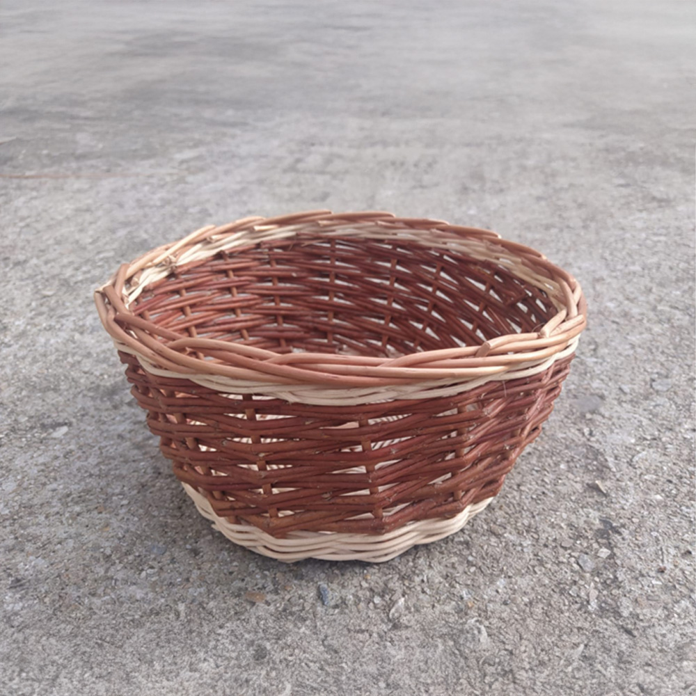 cesto de dos colores elaborado con médula y mimbre tejido