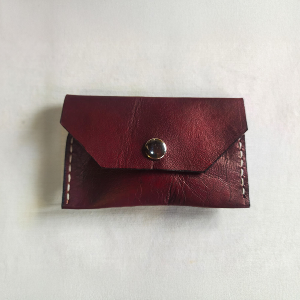 monedero de cuero cosido a mano con pátina