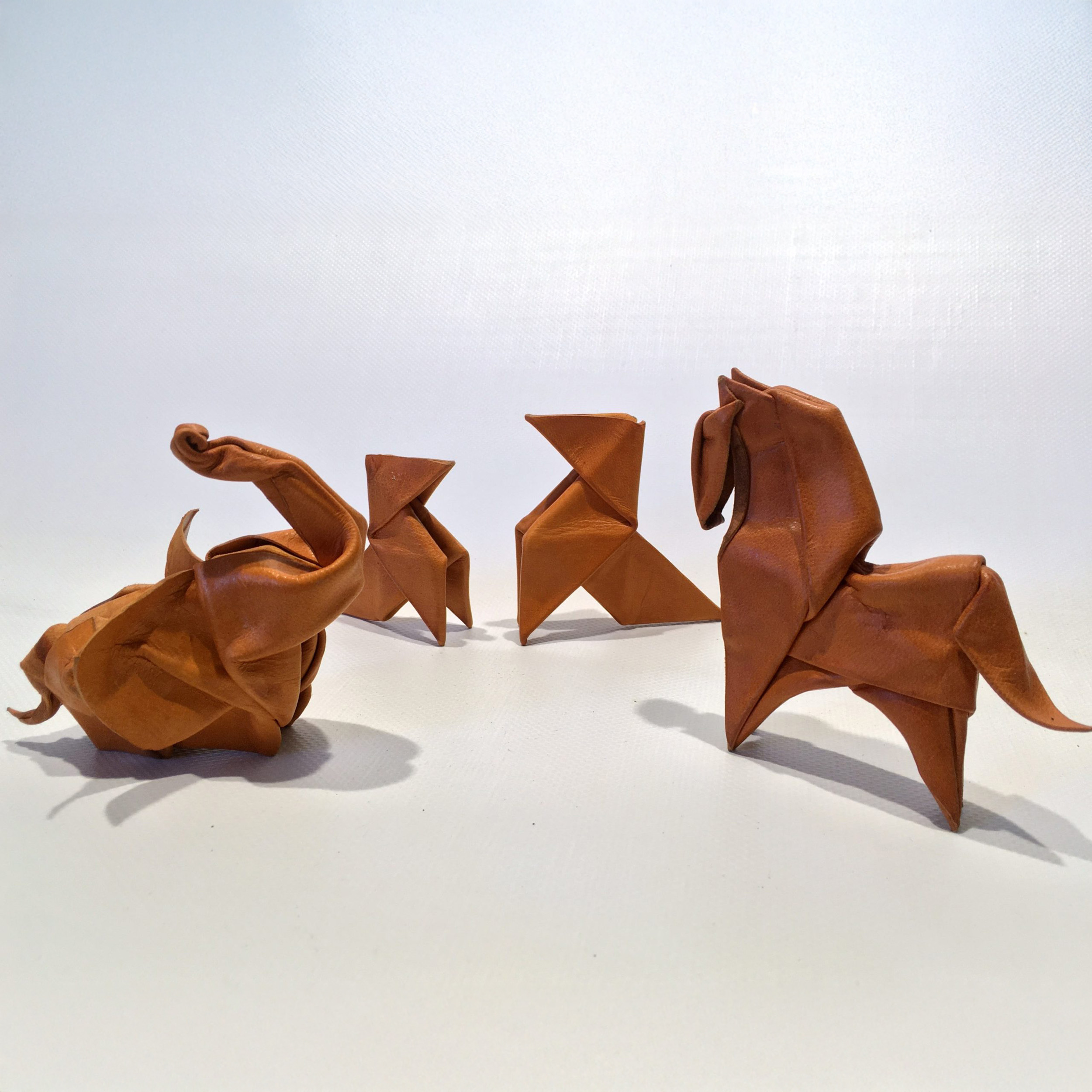 elegante, caballo y dos pajaritas de cuero elaborados con la técnica del origami