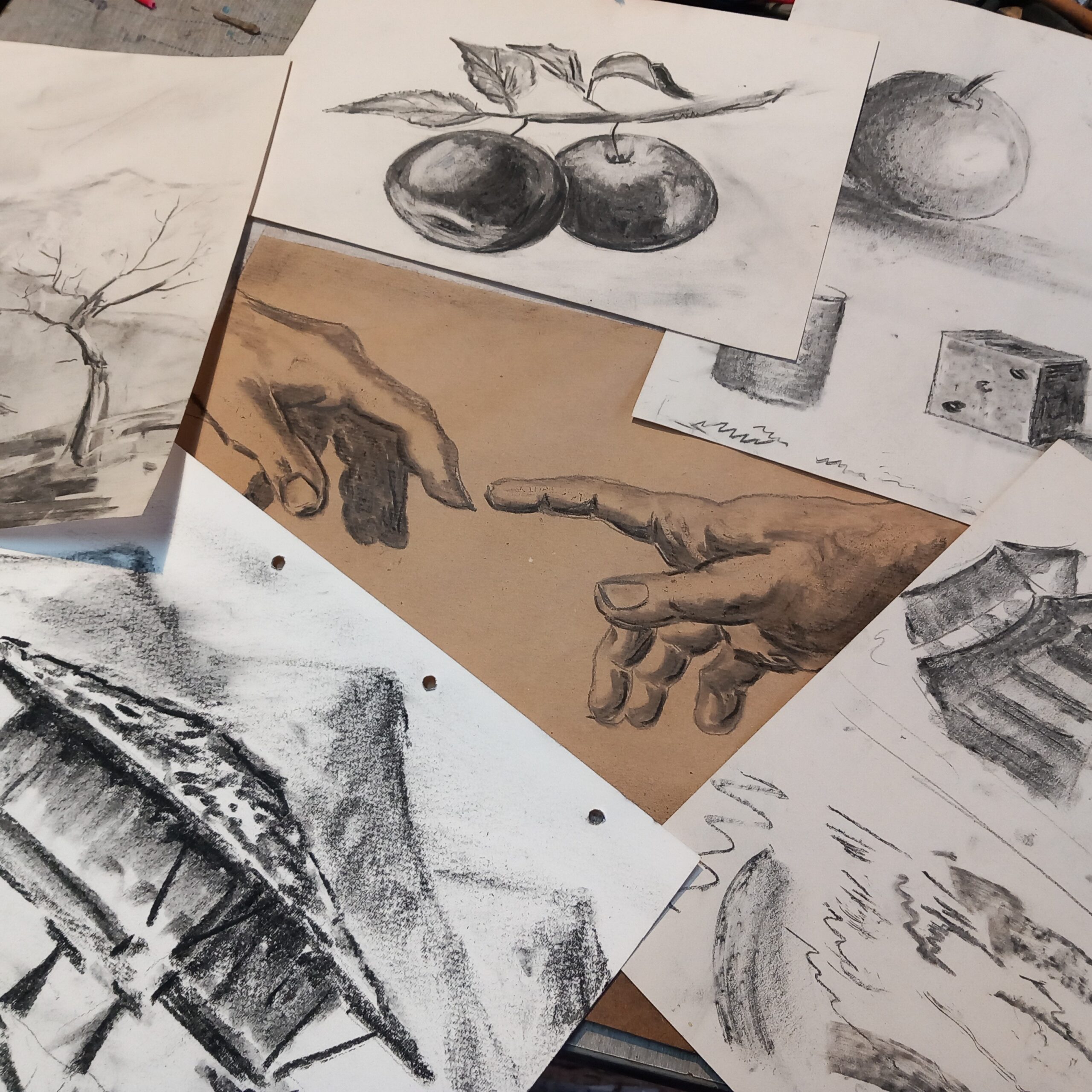 láminas superpuestas con dibujos realizados a carboncillo