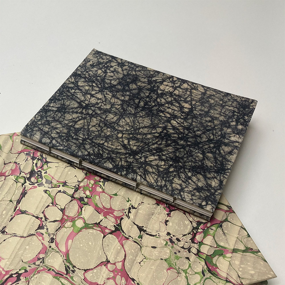 Libreta con tapas de papel estampado hecha con encuadernación copta