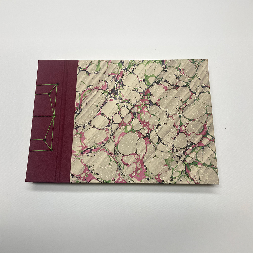 álbum con tapas de papel pintado elaborado con encuadernación japonesa