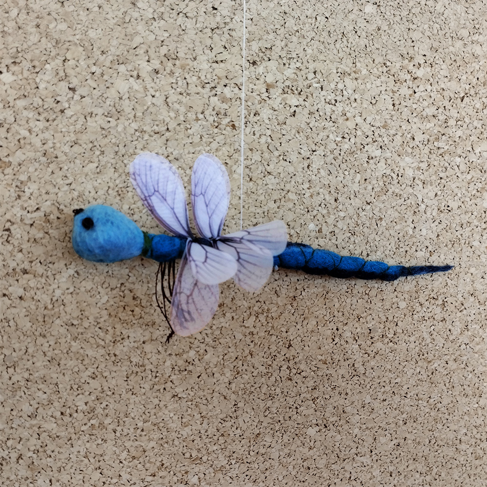 libélula elaborada con lana fieltrada con agua