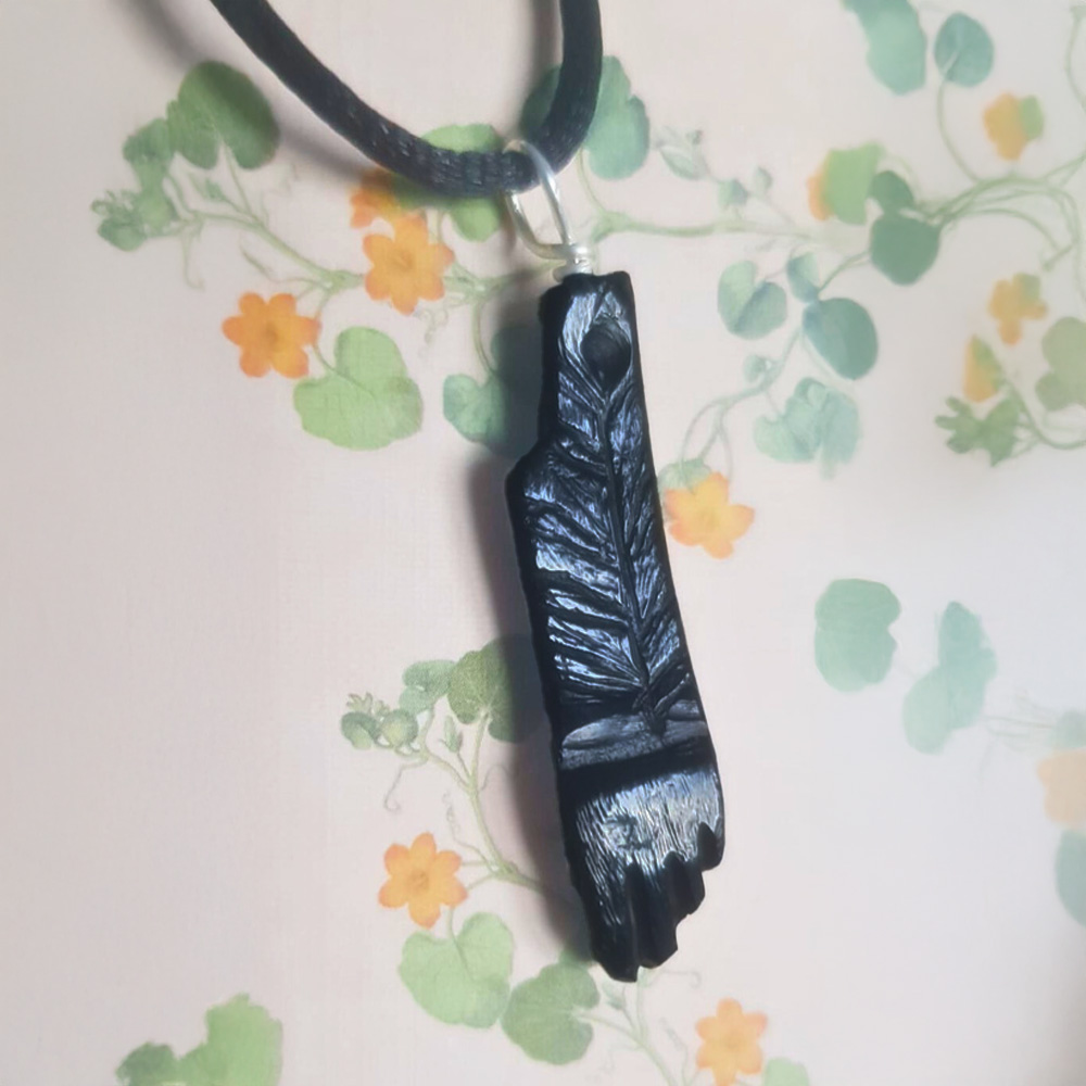 colgante con cigua de azabache