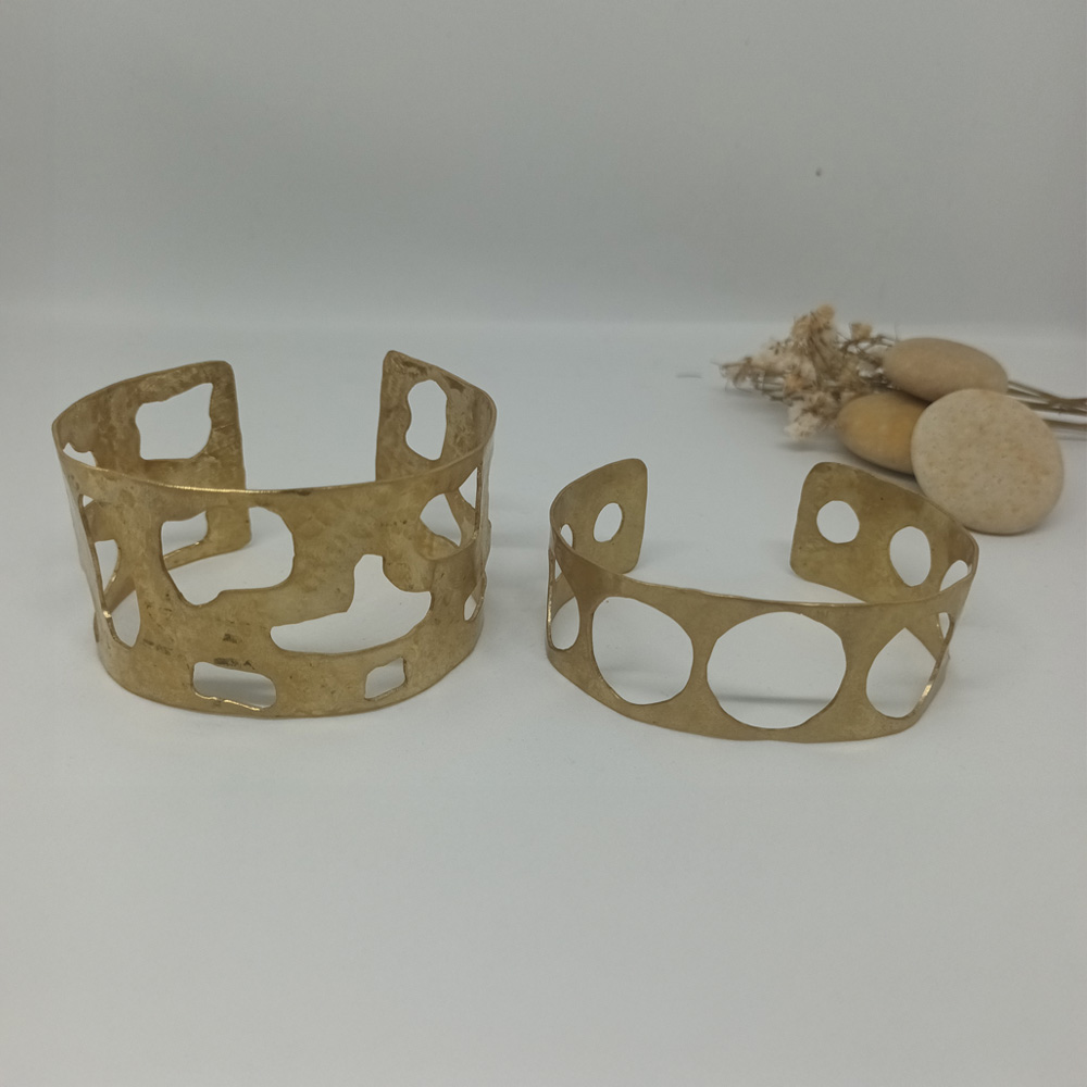 Brazalete calado en latón