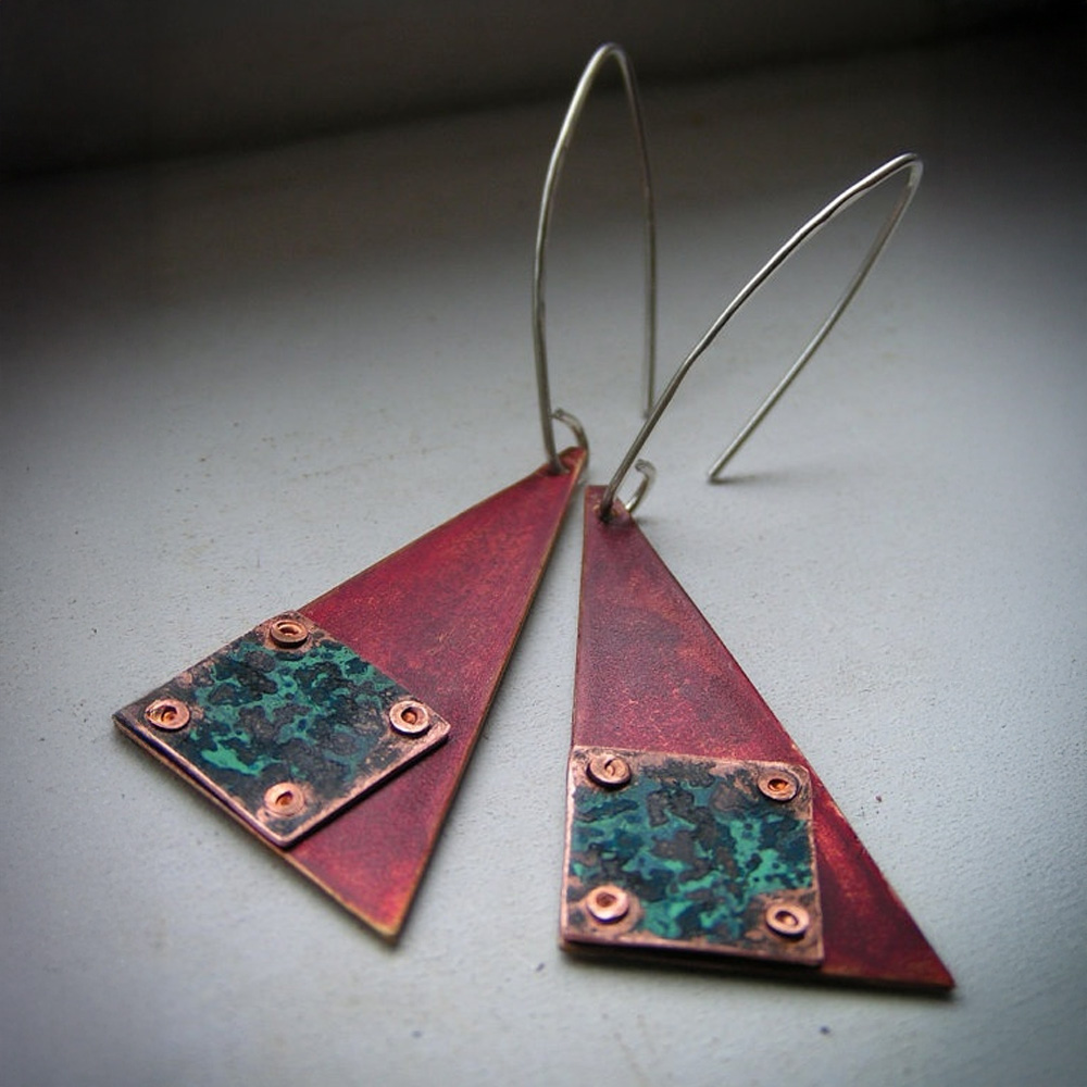 pendientes de latón y cobre con forma de triángulo teñido de rojo con placa cuadrada de cobre cuadrada bruiñido y teñido de azul