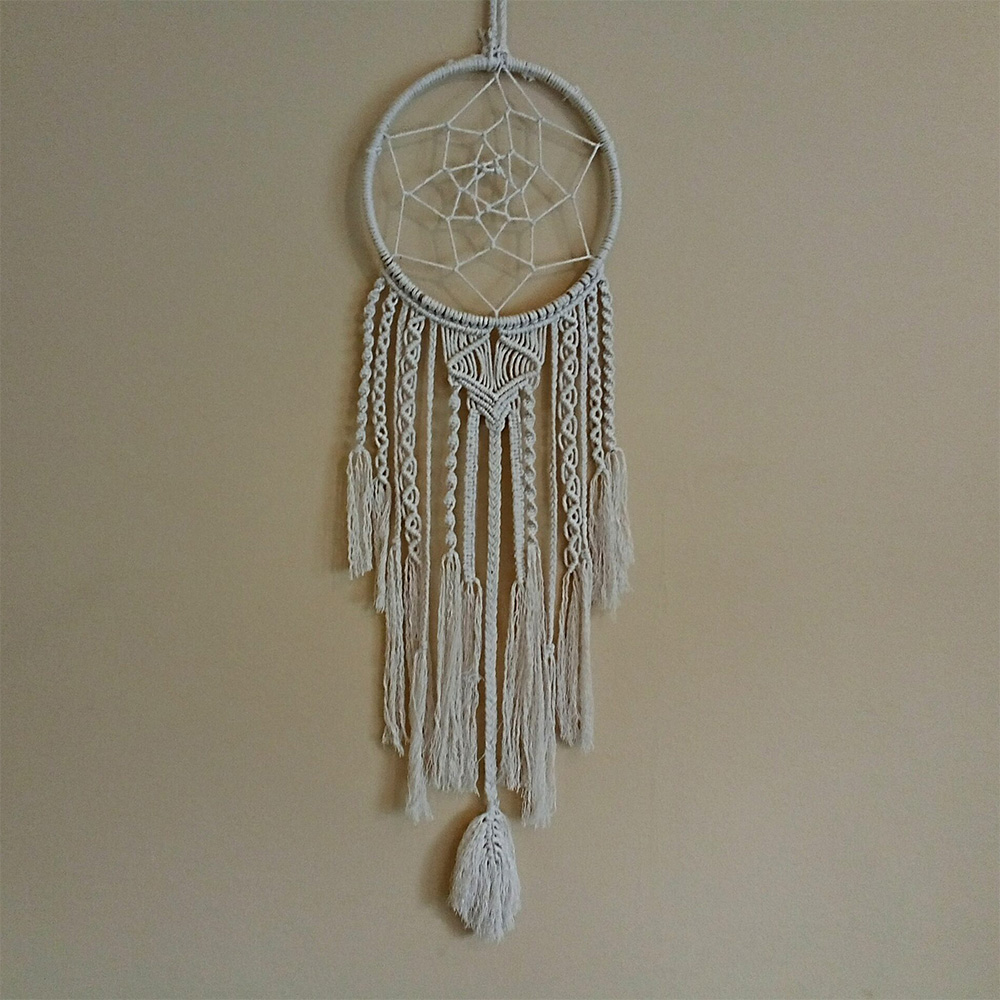 atrapasueños hecho con la técnica de macramé