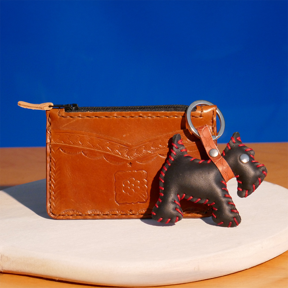 Taller de marroquinería monedero y llavero de Esencia Artesana