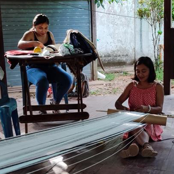 Artesanas del Amazonas peruano trabajando en telar artesanía textil tradicional