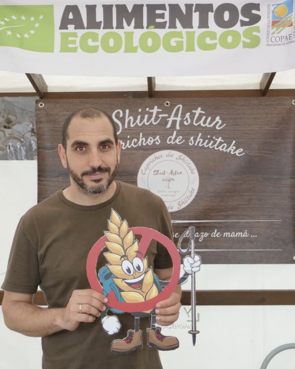 artesano alimentario sujetando la mascota de la ruta con celi