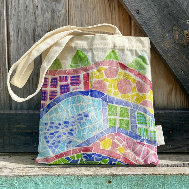 bolsa totem pintada a mano con motivos inspirados en el trencadís de Gaudí