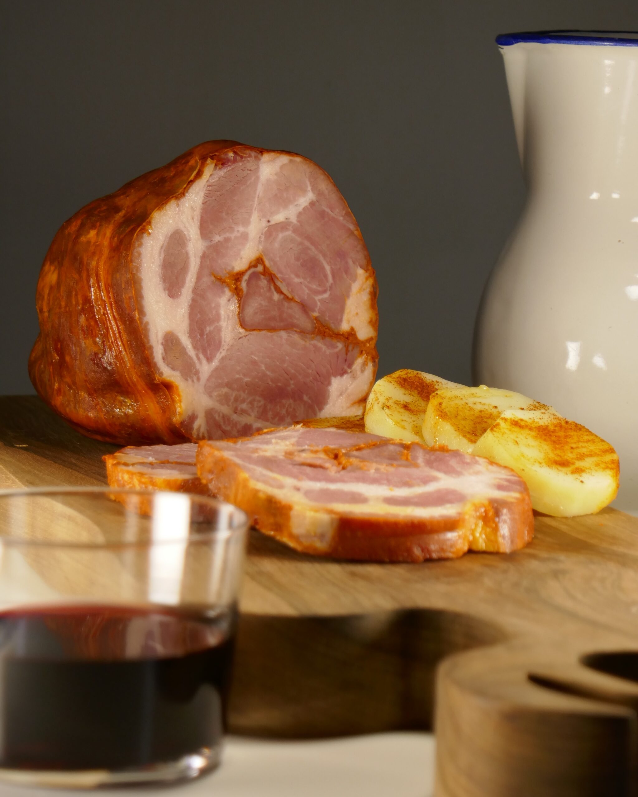 chosco de tineo cortado sobre una tabla