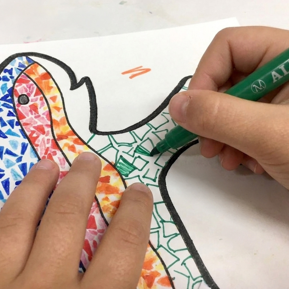 niño realizando un dragón al estilo trencadís de Gaudí
