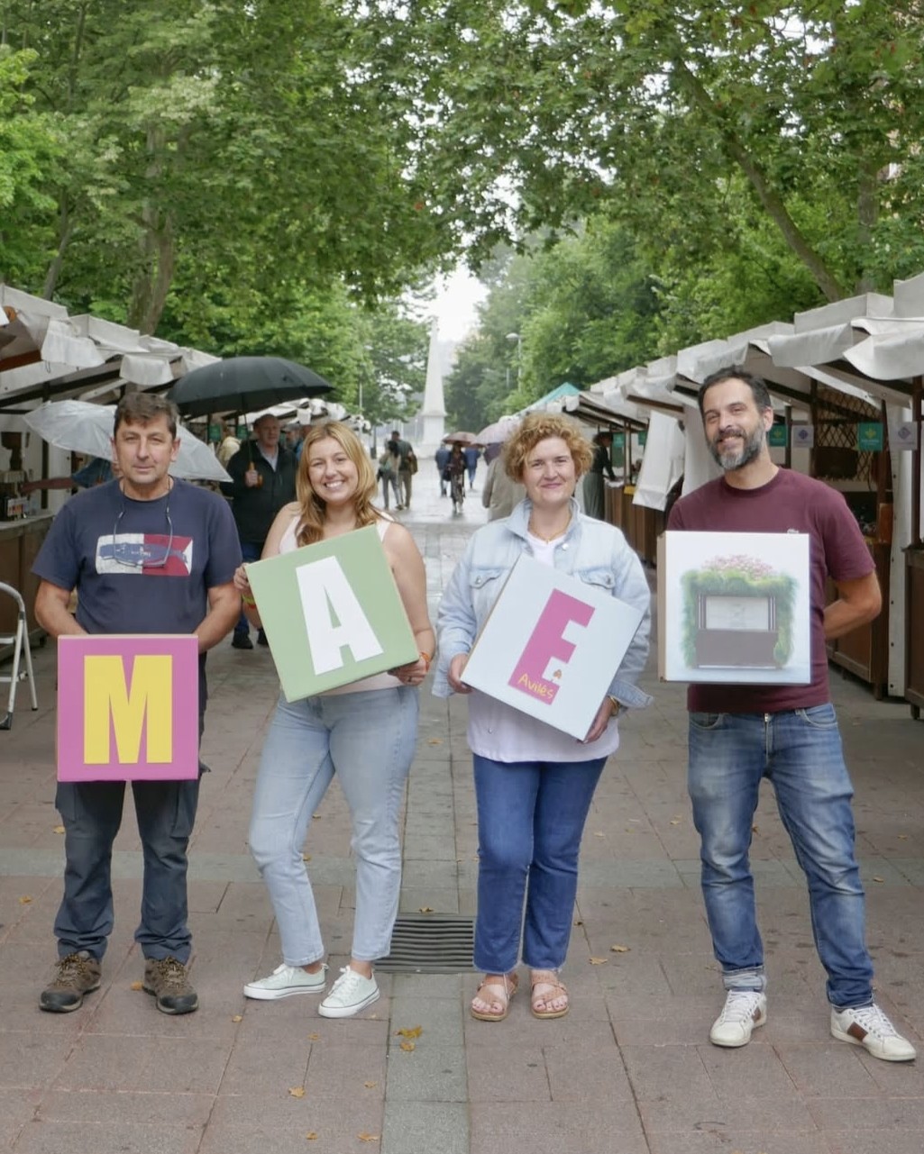 artesanos sujetando las letras MAE en el mercado artesano y ecológico de Avilés