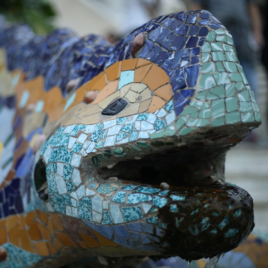 primer plano de un drgón con mosaico trencadís de Gaudí, imagen de pixabay
