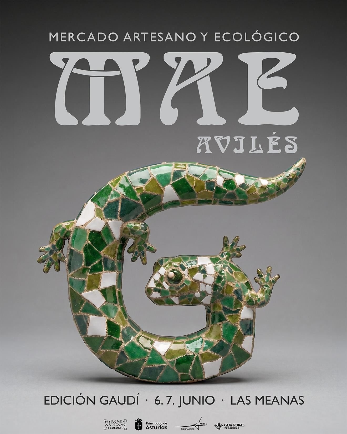 Cartel promocional del Mercado Artesano y Ecológico edición Gaudí, con una salamandra en mosaico de estilo trencadís formando una letra G y tipografía modernista. Anuncia las ediciones deAvilés.