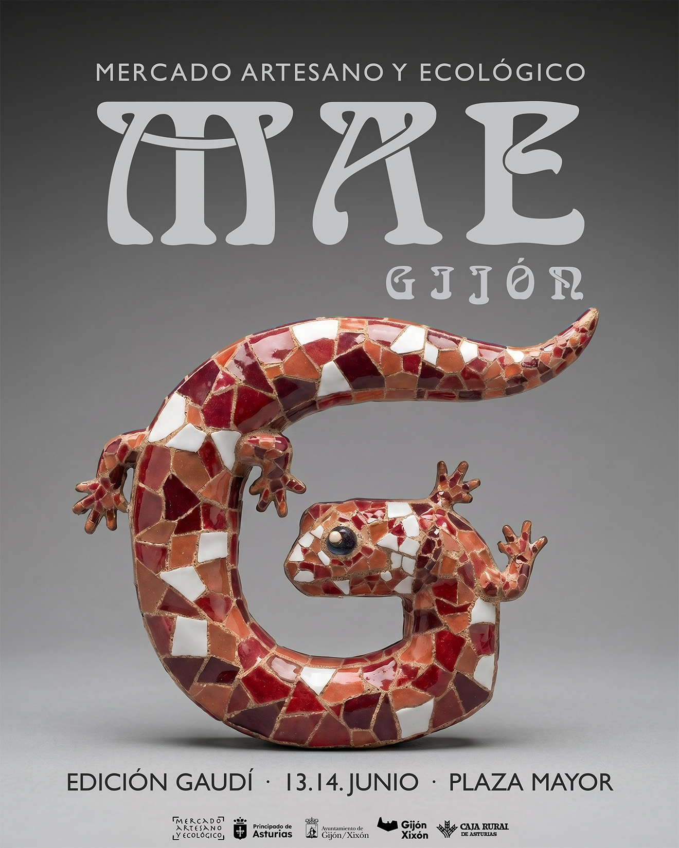 Cartel promocional del Mercado Artesano y Ecológico edición Gaudí, con una salamandra en mosaico de estilo trencadís formando una letra G y tipografía modernista. Anuncia las ediciones de Gijón
