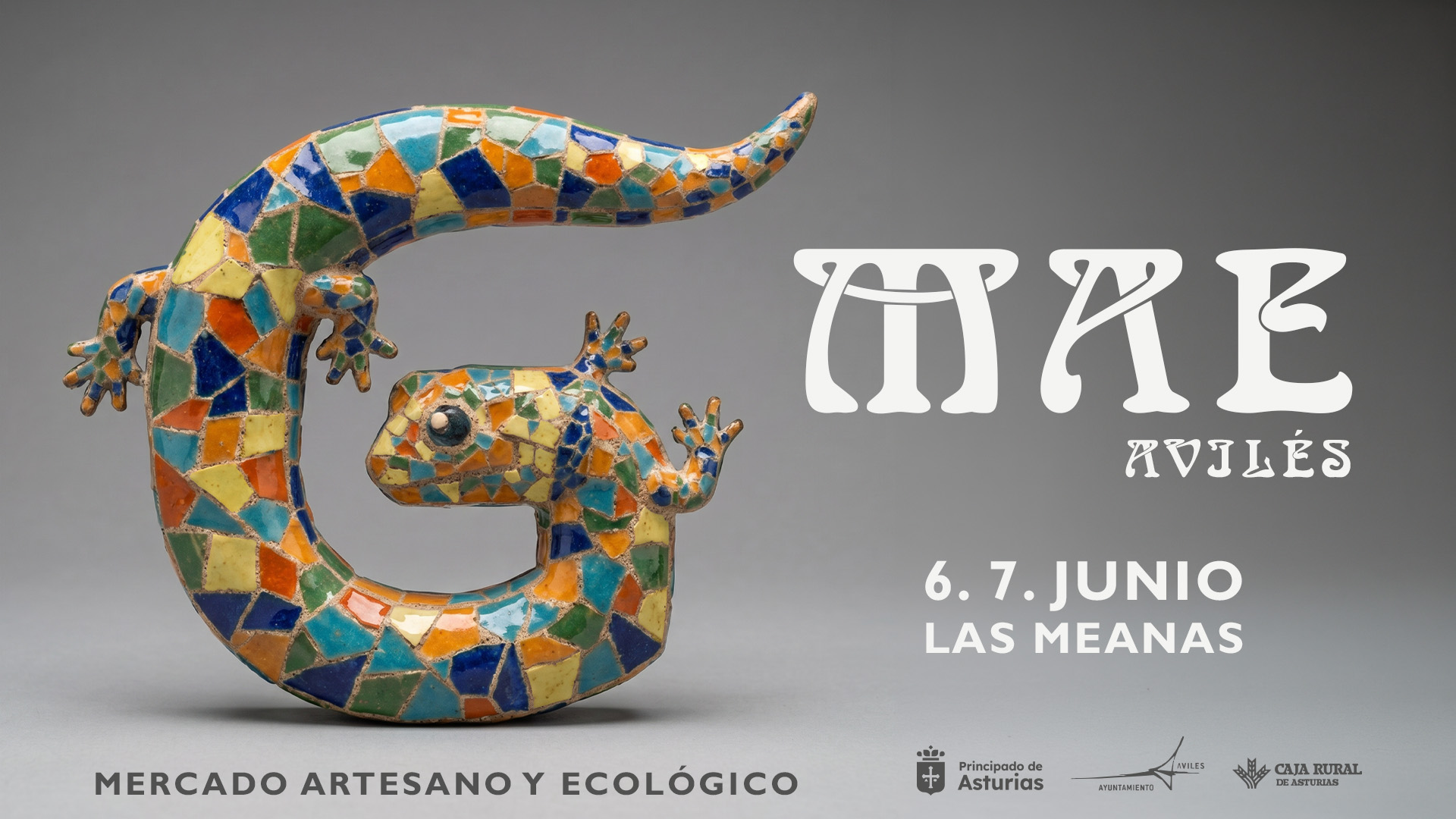 Cartel promocional del Mercado Artesano y Ecológico edición Gaudí, con una salamandra en mosaico de estilo trencadís formando una letra G y tipografía modernista. Anuncia las ediciones deAvilés.