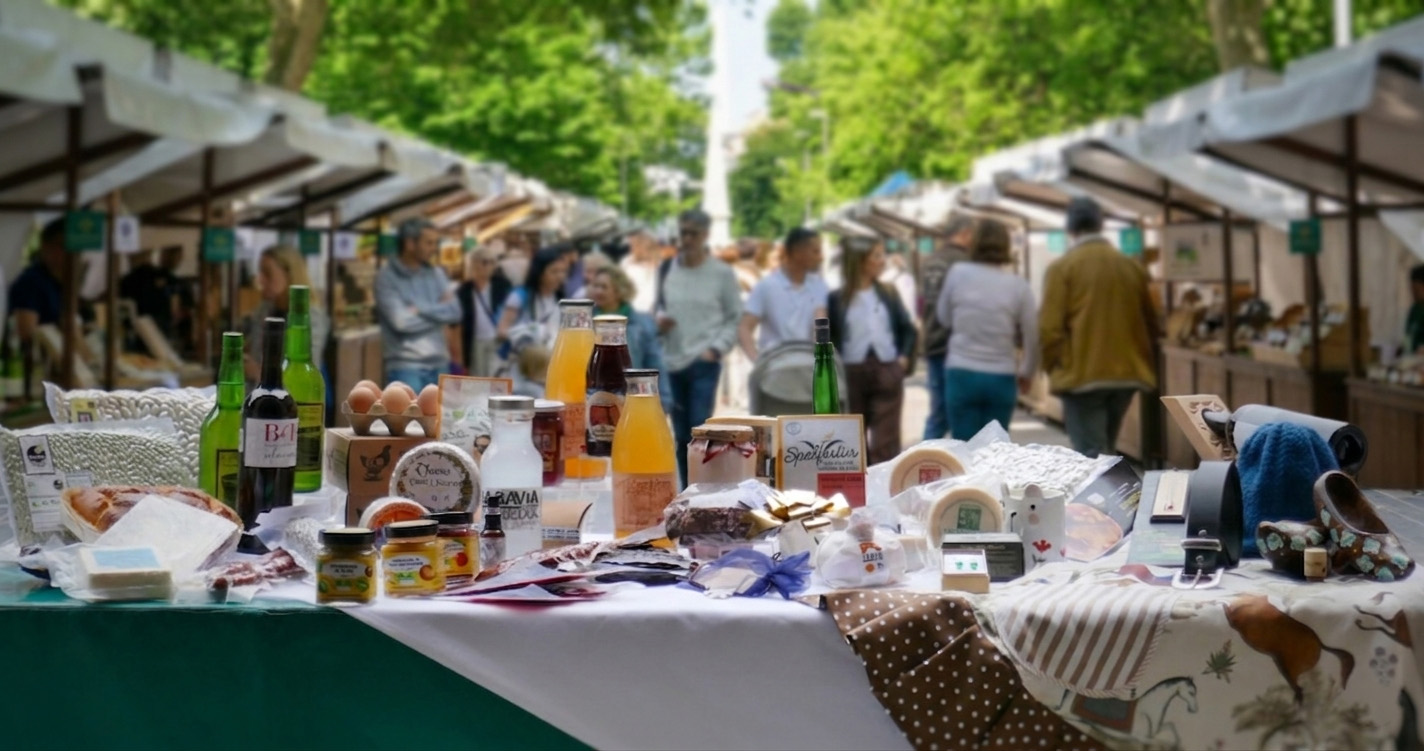 lote de productos y piezas artesanas expuestos sobre una mesa