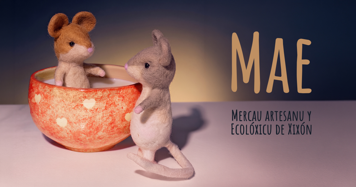 Cartel promocional para el "Mercau Artesanu y Ecolóxicu de Xixón", con fecha 12 y 13 de septiembre en la Plaza Mayor. En la imagen central, realizada con figuras de fieltro, aparecen dos ratoncitos, uno marrón asomando desde un cuenco de cerámica decorado con corazones y el otro de color gris, de pie junto al cuenco mirando al primero. La parte superior lleva el título "MAE" y la parte inferior los logotipos colaboradores.