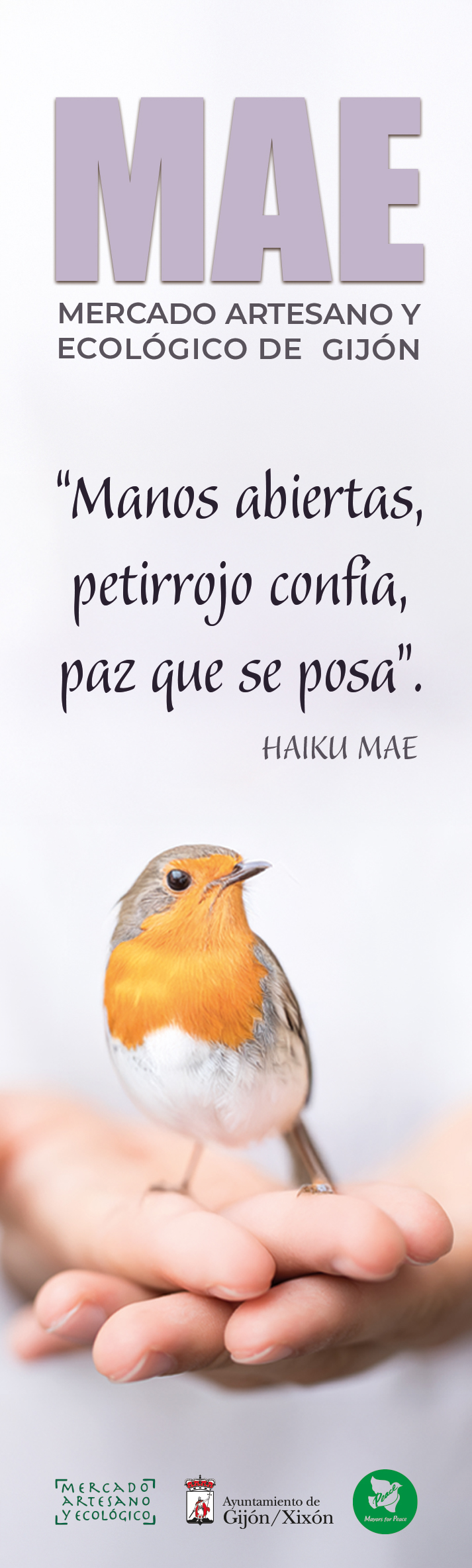 Marcapáginas del Mercado Artesano y Ecológico de Gijón (MAE). En la parte superior muestra el logotipo y el título del mercado; en el centro, el texto del haiku "Manos abiertas, petirrojo confia, paz que se posa"; y en la parte inferior, una fotografía de un pequeño petirrojo posado tranquilamente sobre unas manos abiertas.