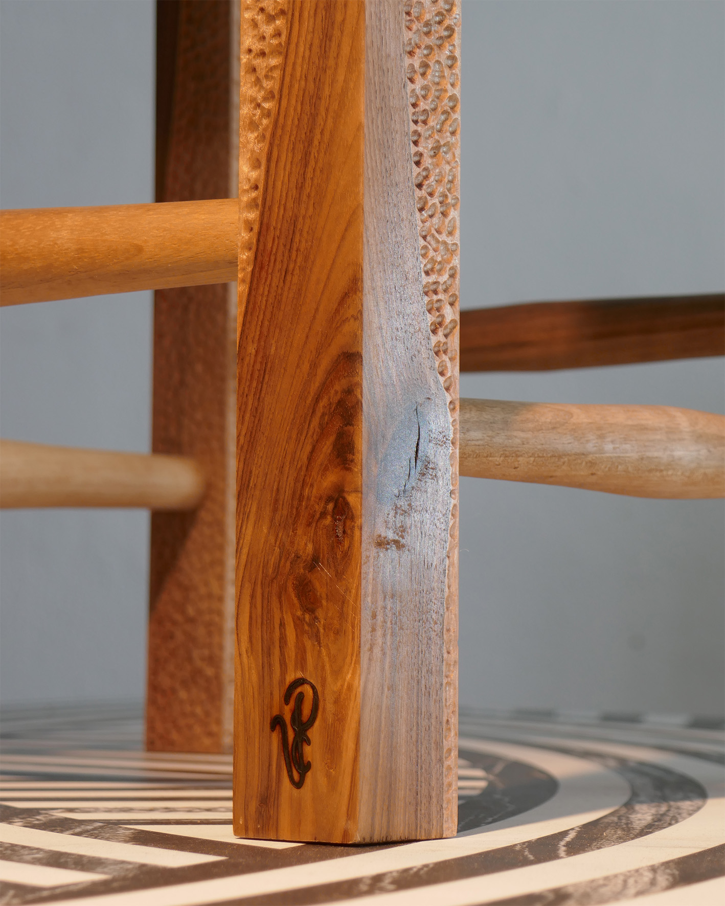 detalle de las patas de un taburete artesano