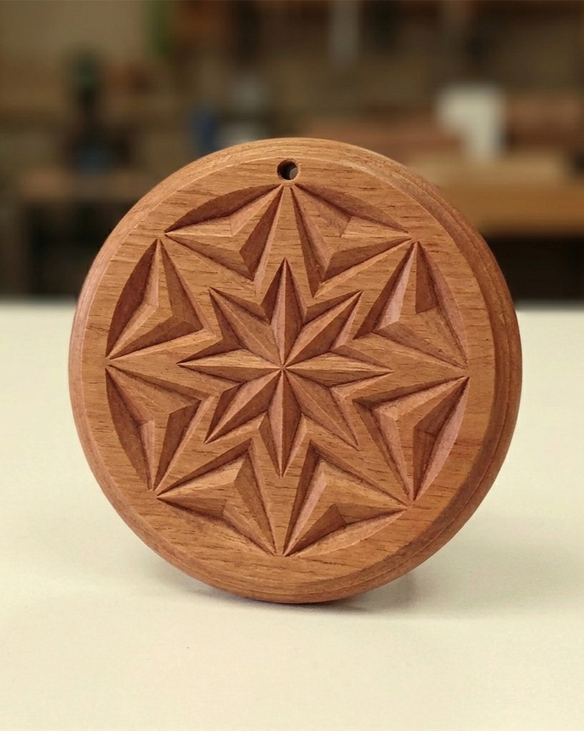 adorno navidad tallado en madera Adorno navideño circular de madera tallada a mano con un orificio superior para colgar.